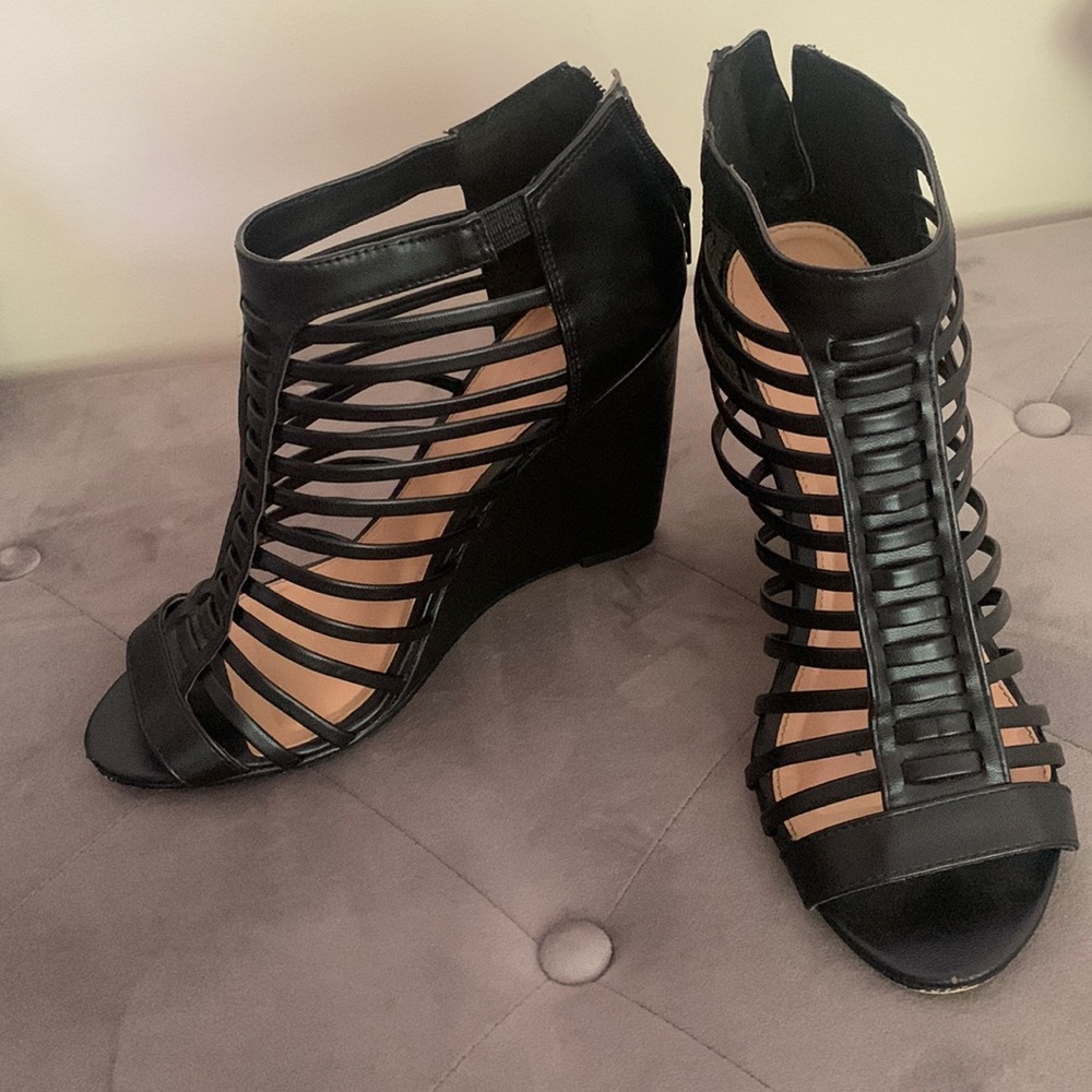 Black wedges